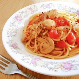 ホタテとトマトと玉ねぎのバジル風味パスタ